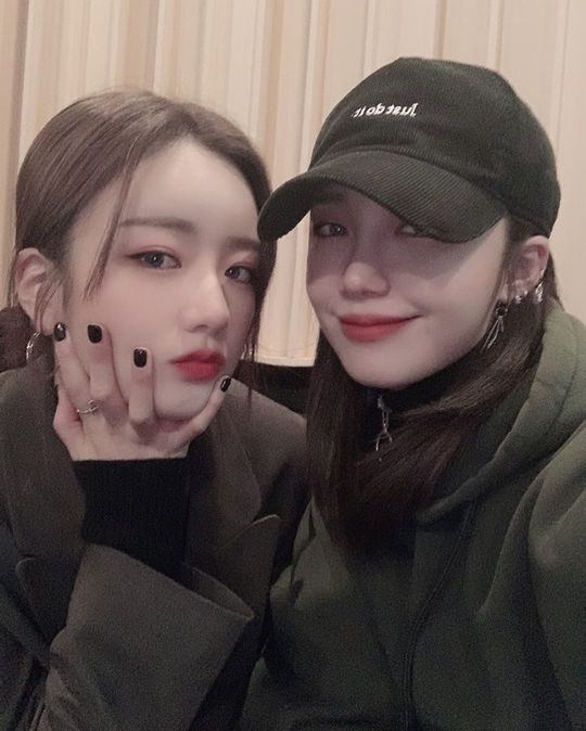 A Pink Jung Eun-ji Yoon Bomi showed off his best friend Chemi.On December 11, Yoon Bomi posted several photos on his Instagram with the article Kusami.In the open photo, Yoon Bomi is taking various poses while looking at the camera with team member Jung Eun-ji.The two boasted perfect breathing, acting from a face with lips to a face with one mouth tail.Lee Ha-na