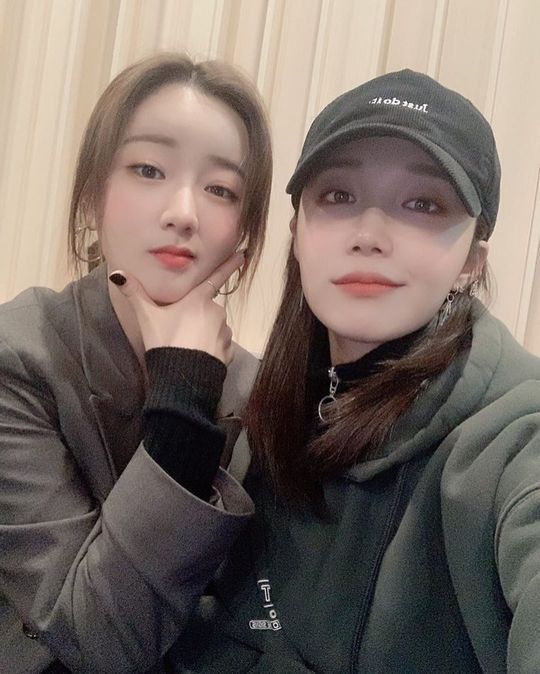 A Pink Jung Eun-ji Yoon Bomi showed off his best friend Chemi.On December 11, Yoon Bomi posted several photos on his Instagram with the article Kusami.In the open photo, Yoon Bomi is taking various poses while looking at the camera with team member Jung Eun-ji.The two boasted perfect breathing, acting from a face with lips to a face with one mouth tail.Lee Ha-na