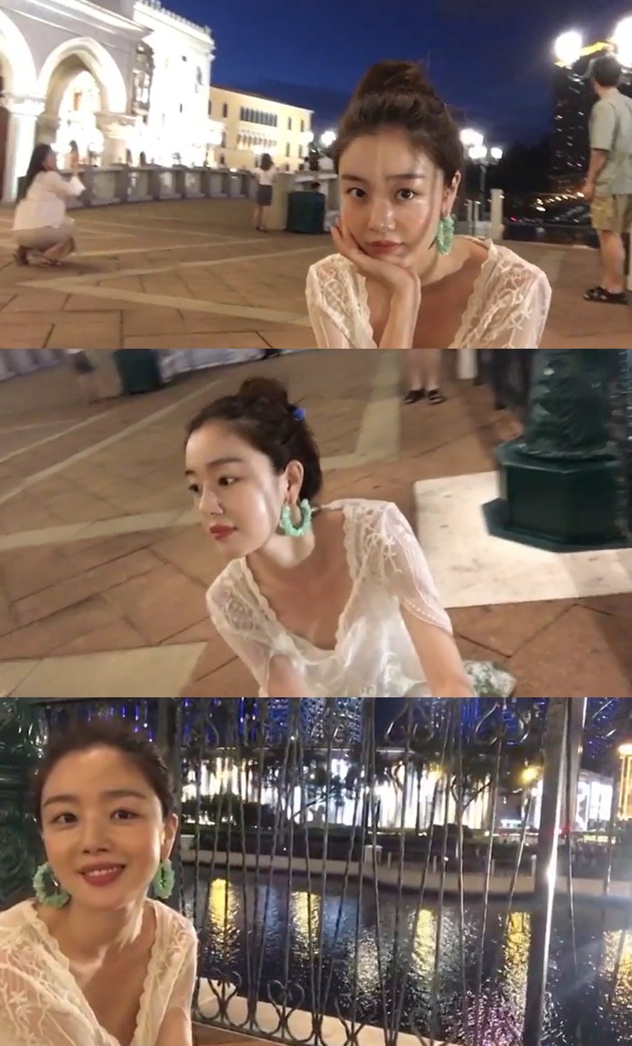 Han Sun-hwa has drawn attention with her glowing beautiful looks.Han Sun-hwa posted a picture on her Instagram account on December 11 with a butterfly emoji.In the video, Han Sun-hwa sits on a bridge and makes various facial expressions toward the camera.Dressed in a see-through white outfit, Han Sun-hwa drew attention, sporting a pair of transparent Skins and neat Beautiful looks.Lee Ha-na