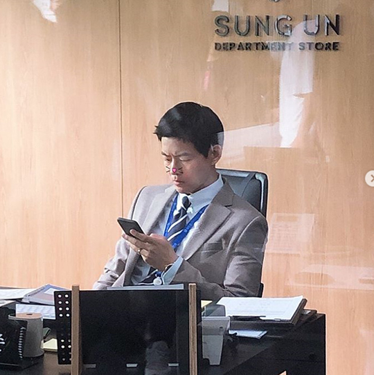 Actor Lee Sang-yoon has unveiled a cute charm completely different from Park Sung-joon, who is charismatic in SBS drama VIP.Lee Sang-yoon posted three photos on December 11th with an article entitled Lets see what the reaction this week is! Whoo....Lee Sang-yoon, who is in the photo, seems to be looking at the reaction of viewers on smartphones throughout the filming site. In particular, Lee Sang-yoon said that the first photo posted by Actor Shin Jae-ha took it.In the photo taken by Shin Jae-ha, Lee Sang-yoon looks at his smartphone with a serious expression, but his face is accompanied by a cute sticker and makes him laugh.Shin Jae-ha played Ma Sang-woo in SBS drama VIP.Lee Sang-yoon played the role of Park Sung-joon, a bad man who cheats with Onyuri (Pyo Ye-jin) over his wife Na Jung-sun (Jang Na-ra) in SBS drama VIP.Lee Sang-yoon expressed his funny situation that he hated the popularity of the drama, saying, I am grateful to see Lee Sang-yoon as Park Sung-joon, but I feel ...Choi Yu-jin