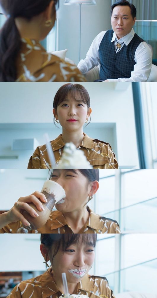 Actor Kim Seul-gi will go to the anbang theater with a hot cream one shot that has also been shaved.In the 9th and 10th MBC drama The Hazardous Humans to be broadcast tonight (11th), Kim Mi-kyung (Kim Seul-gi)s hot Girl Crush will explode, facing the confrontational man (Song Jin-woo).Kim Mi-kyung, a cool realist in the play, struggles after Park Hyun-soo (Heo Jung-min) who is the most enjoyable alumni and Lee Kang-woo (An Jae-hyun), who was appointed as the chairman of Shinhwa High School, and shows an intense will for accusing.Especially, Park Hyun-soo, who treats himself as a snob and pours out a word, said, I did my least effort, my son.I studied to die and became a full-time teacher at a prestigious private high school. He also emphasized the necessity of his dream.In the meantime, Kim Mi-kyungs confrontation with the scene is caught and stimulates curiosity.I dressed up pretty and found a hotel coffee shop, but I could not read the excitement in his expression.Moreover, I am drinking a drink with fresh cream in front of the opponent, and I feel that it is a dizzy situation.Kim Mi-kyung, who usually emphasized external parts such as full makeup on high heels, is wondering what the story of entering the one shot of fresh cream while abandoning all face.Actor Kim Seul-gi said, It is a scene that was filmed so personally and funly.Another scene will be created to give a smile to viewers. He said, Please expect the performance of Kim Mi-kyung, a cool extreme realityist .Tonight at 8:55.