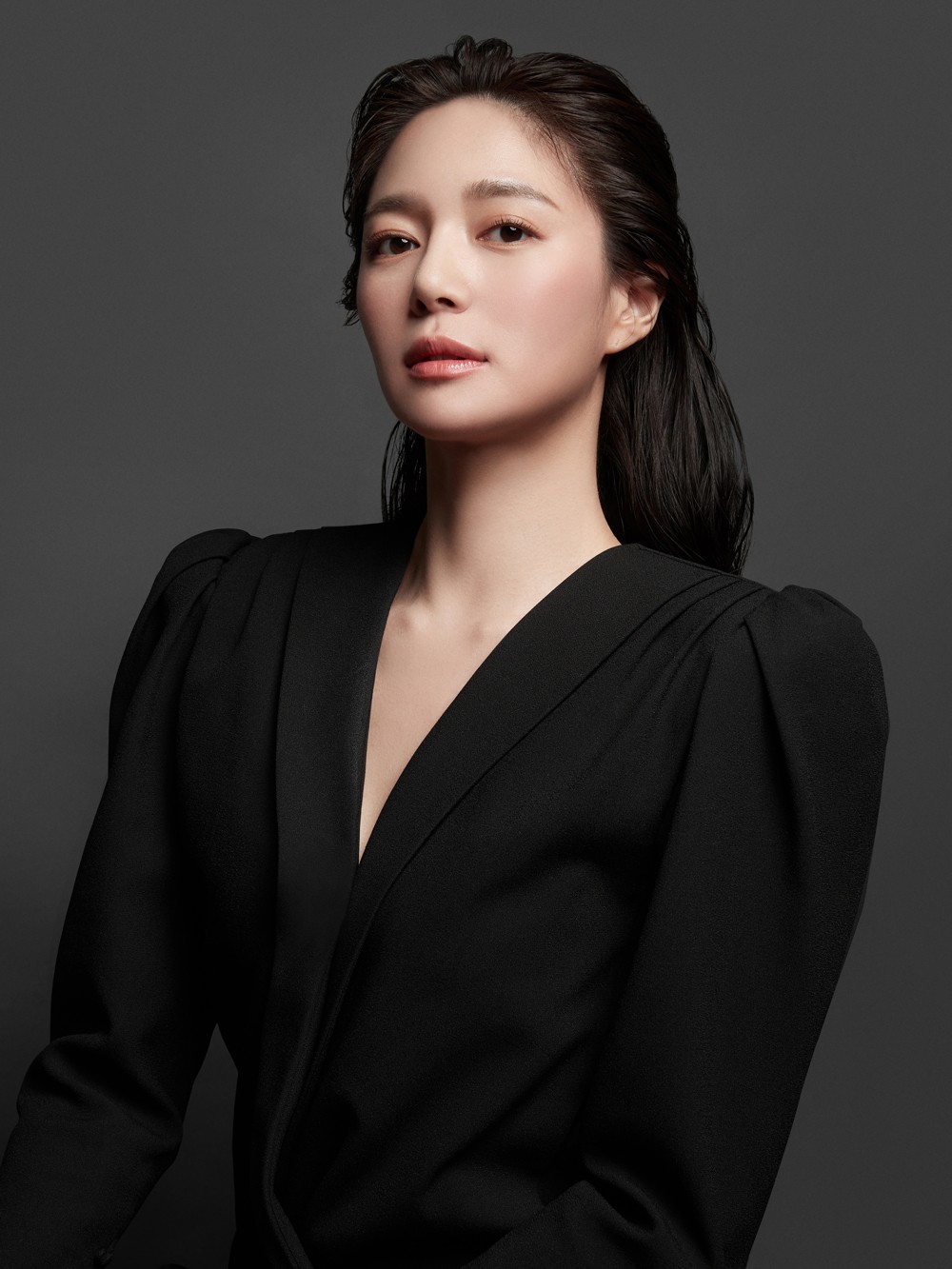 Actor Lee Elijah has emanated the dual charisma of purity and intensity through the picture.Lee Elijah, in a picture released on Wednesday, expressed a completely different image in a black costume; in a bright smile, Lee Elijah showed a pure and sophisticated feel.In another cut, Lee Elijah spewed an intense look with a dour look.Actor Lee Elijah owns both innocence and charisma. She reveals her own beauty know-how with two themes: Day & Night.We have even shown a different image that has not been released in the meantime.Meanwhile, Lee Elijah appeared in the JTBC drama The Advisor 2 - People Moving the World, which was concluded on the 10th.