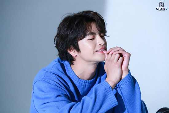 The agency Story Jay Company recently posted several pictures of Seo In-guk on its official blog.The photo showed a picture of Seo In-guk full of decadent rice, and the jaw of Seo In-guk, who was slimmer and slimmer, caught the eye.His face, which was raised and his face was not as if he was careless, stimulated his emotions.In particular, Seo In-guk, who had bangs, showed a smile that slightly raised his mouth and appealed to his cute charm.On the other hand, Seo In-guk will hold 2019 Seo In-guk Year-end Concert [S#33 / TAKE10] at Donghae Culture and Arts Center in Gwangwoon University, Seoul on the 28th anniversary of its debut.It is expected that the meeting with domestic fans alone will be held for more than a year since last years concert.Seo In-guk is set to appear in the movie Pipe Line recently and be released next year.
