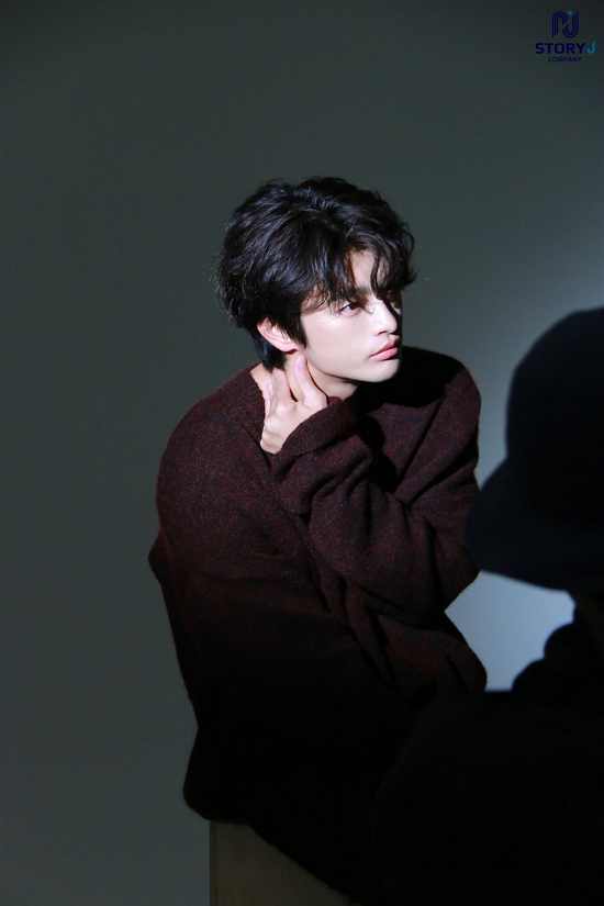 The agency Story Jay Company recently posted several pictures of Seo In-guk on its official blog.The photo showed a picture of Seo In-guk full of decadent rice, and the jaw of Seo In-guk, who was slimmer and slimmer, caught the eye.His face, which was raised and his face was not as if he was careless, stimulated his emotions.In particular, Seo In-guk, who had bangs, showed a smile that slightly raised his mouth and appealed to his cute charm.On the other hand, Seo In-guk will hold 2019 Seo In-guk Year-end Concert [S#33 / TAKE10] at Donghae Culture and Arts Center in Gwangwoon University, Seoul on the 28th anniversary of its debut.It is expected that the meeting with domestic fans alone will be held for more than a year since last years concert.Seo In-guk is set to appear in the movie Pipe Line recently and be released next year.