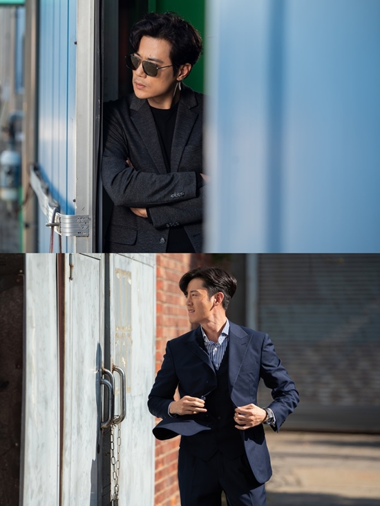 KBS 2TVs 9.9 billion women unveiled the awards meeting of Kim Kang-woo and Lee Ji-hoon, who began to dig into the secret of their brothers death in earnest.Steel, which was unveiled on November 11, attracts attention with Kim Kang-woo and Lee Ji-hoon who found unknown places like warehouses.Kang Tae-woo, who seems to be watching such a Jae-hoon secretly compared to Lee Ji-hoon in the urgent and nervous play, is hiding his face with sunglasses, but he is relaxed with his arm.Especially, the scar of the question on the face of Jae-hoon attracts attention and stimulates the curiosity about the story.In the trailer, the police officer who found Jae-hoons office revealed the image of Tae-tae disguised as a police officer.Kang Tae-woo, a former police officer who was called crazy, began to dig the truth about his brothers death in earnest, and Jae-hoon and Seo-yeon, who shared the secret of the day, also faced a crisis.Kang Tae-woo, who approaches the truth of the day with a sharp intuition, and Lee Ji-hoon, who is chased by the wound of the question, raises expectations for the drama.KBS 2TV drama The Woman of 9.9 billion is a drama about a woman with 9.9 billion won in her hand fighting against the world. It will air 10:05 p.m. and 6 times on Wednesday, 11th.Photo = KBS 2TV