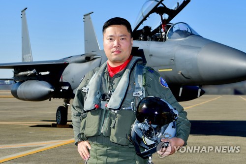 2019 탑건 F-15K 조종사 조영재 소령 (서울=연합뉴스) 공군이 2019년 공군 '탑건(Top Gun)'에 제11전투비행단 102전투비행대대 F-15K 전투조종사 조영재 소령(만 36세, 공사 55기)이 선정되었다고 11일 밝혔다. 2019.12.11       [공군 제공. 재판매 및 DB 금지] photo@yna.co.kr