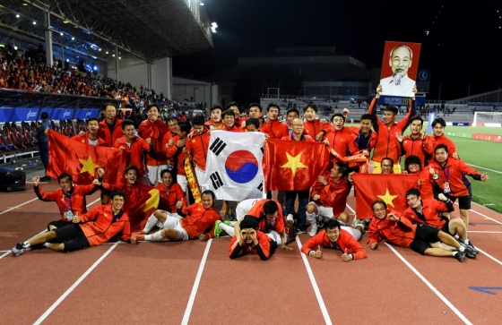 동남아시아(SEA) 남자축구 결승전에서 우승한 후 기념사진을 찍는 박항서 감독과 베트남 축구대표팀. /사진=AFP