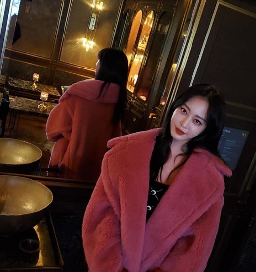 Actor Han Ye-seul showed off her extraordinary beautiful looksOn the morning of the 12th, Han Ye-seul posted a picture on SNS with an article called GREAT NIGHT.Han Ye-seul, in the open photo, is looking up at the camera with a pale smile, creating a sensational winter styling with a pink fur coat.Meanwhile, Han Ye-seul recently got off at MBC beauty entertainment Sisters Rice Long, which is set to become the new MC after model Lee So-ra.