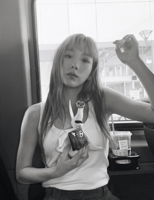 Singer Taeyeon from Girls Generation of the girl group boasted an extraordinary Aura.Taeyeon posted a number of photos on his personal instagram on the 11th. Taeyeon in the public photo is staring at the camera in a black and white filter and making a faint expression.The netizens who watched this made various comments such as Taeyeon is cool, It is so beautiful and Taeyeon is watching.Meanwhile, Taeyeon has been an official cover song artist in Korea for the movie Winter Kingdom 2 OST Into the Unknown End Credit Version.