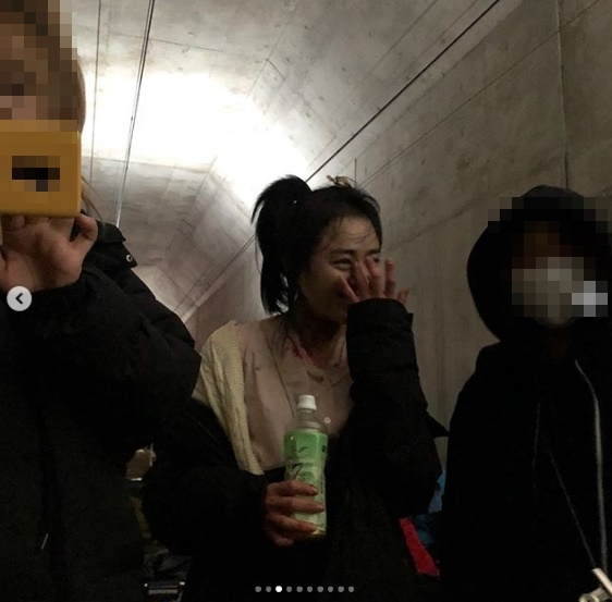 Actor Moon Geun-young reveals behind-the-scenes footage of Catch the PhantomMoon Geun-young posted a photo of the TVN drama Catch Phantom on December 11, and remembered the time of shooting.Moon Geun-young in the photo is either engaged in shooting or is getting makeup from the staff.Moon Geun-young told the staff who had been together, Thank you for always having a good time, even though there were many difficult situations. Get Phantom. Now its really over. Thank you.Park Su-in