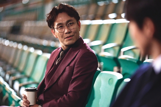 With Stove League just one day ahead of its first broadcast, it unveiled Entrance Memorial Watch Point.SBSs new Golden League (played by Shinhwa/directed by Jung Dong-yoon/produced Gil Pictures), which is scheduled to air at 10 p.m. on Dec. 13, is a point blank office drama where the new head of the team, who is in the last place with even the tears of fans, prepares for an extraordinary season.Although it is not as noteworthy as the player, it is expected to convey the cold winter, warm impression and hot passion with vividly the stories of the front desks who are fighting harder than anyone else behind the ground.Before the broadcast, Namgoong Min - Park Eun-bin - Oh Jung-se - Jo Byung-gyu, who believes and believes that sincerity stands out, and director Jung Dong-yoons sensual production that makes characters breathe their emotions alive, organic composition and rich dialogue are special, Its foreshadowing the effect.In this regard, I have summarized three more interesting Stove League observation points before the first room.The Birth of a New Leader  The Point blank Leader of the God Namgoong MinThe story, which unfolds the title and background of Drama, Stove League, which is the preparation period before the end of the baseball season and the start of next season, occurs when the new head of the team, Baek Seung-soo, takes office in Dreams, the last year of the year.Baek Seung-soo, the new head of Dreams, who is familiar with the failure and who is the last team to even tear the fans tears, solves the problems of Dreams for a long time and makes a strong one step.Baek Seung-soo throws a carbonic acid wordlock in the face of a point blank winner who breaks all lines, pretense, hypocrisy, and other characters, giving surrogate satisfaction to workers who can not speak, giving a cool pleasure.In this regard, the Stove League depicts the birth of a really new point blank leader who fights rational together with weapons, not simply solver who finishes everything at once or benevolent leader who embraces everything.The appearance of a new leader and a true Wannabe leader, which will be shown by a person who is really dirty but is dirty but is good at work, and God Namgoong Min, who transformed into Baek Seung-soo, is drawing attention.2) Nano-class detail  Melo NO! Offices that real workThe Stove League, which stands for point blank office drama, is not a melodrama pretending to be an office, like any other work.The Stove League depicts the story of real reality that occurs in real workplace without even the common love line, and the story of breathing that causes nuclear empathy if you have tried social life once through big and small conflicts that occur during organizational life.In particular, Stove League focuses attention on nano-class detail which is more real than real.In the play, the cute characters, which are symbols of the Dreams club, are handmade from figures and uniforms that are taken out of the players, and the reality is saved by the detail that does not miss the past photos of those who are currently working as front or coach.Before and after Baek Seung-soos arrival, it is expected to be fun to find a hidden picture of the Stive League, as well as to find a change in the status of Dreams, which will change gradually, and small accessories and sets.The Synergy  Namgoong Min Park Eun-bin Oh Jung-se Jo Byung-gyu, energy and impression of the trustworthy actors.Stove League is a drama where all actors and favorite actors gather, and their Synergy is concentrating attention.First, the new manager Baek Seung-soo, who was appointed to the last team, will show off the aspect of Namgoong Min point blank leader in a reasonable aspect as well as the charisma of the office.Park Eun-bin, who transformed into Lee Se-young, the first female professional baseball team manager, by cutting his long hair more than 30 centimeters, proves to be a master of life acting with various charms ranging from career woman to youthful baseball man.Oh Jung-se plays as a villain character that causes a crisis through the role of Kwon Kyung-min, the actual owner of Dreams, which is 180 degrees different from the old-fashioned ear yomi No Kyu-tae of Camellia Flowers.Finally, Jo Byung-gyu, who plays the role of Han Jae-hee, who is called parachuting because of the rich family and the staff of the operation team, captures the attention of viewers by digesting the charming character who hides his passion in the appearance like a han-yang.The Stove League, which is filled with smoke actors, will provide fun and excitement to blow the Oriental in the Synergy bomb that bursts every time.The Stove League is to show the organization we want and the new leader through Baek Seung-soo, the point blank leader who was appointed to the last team, the production team said. I hope that the growth period of the front desks in the Stove League will be an opportunity to raise the hot stove-class passion to the passion that has cooled down like winter.(Photo Provision =SBS)pear hyo-ju