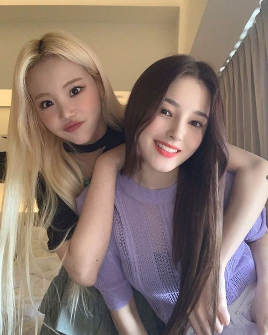 JooE and Nancy reported on their more mature current situation.Group Momoland members JooE and Nancy shared two photos on their official Instagram account on December 12.In the photo, JooE and Nancy pose in swags, both showing off their beauty with big eyes and distinct features.han jung-won