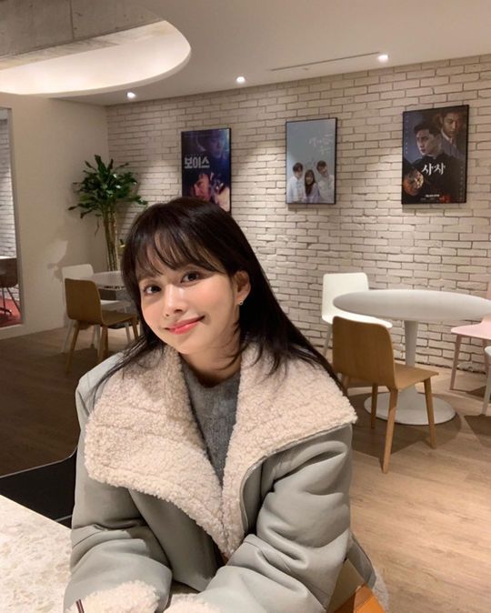 Actor Han Bo-reum has shared a lovely recent situation.Han Bo-reum posted several photos on his Instagram on December 12 with an article entitled I want to have more laughing.In the open photo, Han Bo-reum is spending time drinking a cup of coffee. Han Bo-reum shyly smiles at the camera.Han Bo-reums unique youthful charm and pretty visual attracts attention.Park So-hee