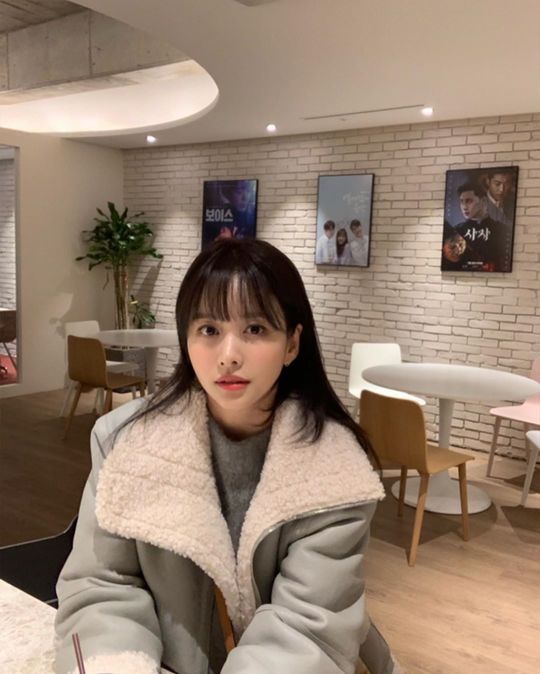 Actor Han Bo-reum has shared a lovely recent situation.Han Bo-reum posted several photos on his Instagram on December 12 with an article entitled I want to have more laughing.In the open photo, Han Bo-reum is spending time drinking a cup of coffee. Han Bo-reum shyly smiles at the camera.Han Bo-reums unique youthful charm and pretty visual attracts attention.Park So-hee