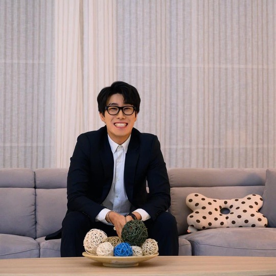 San E transforms into Sharp Nam, not Alvin and the Chipmunks: The Road ChipSinger San E uploaded five photos to his Instagram on December 12, along with the phrase Scream at 6 oclock today.In the photo, San E is smiling brightly in a neat suit, followed by an intellectual charm with his horn-rimmed glasses.han jung-won