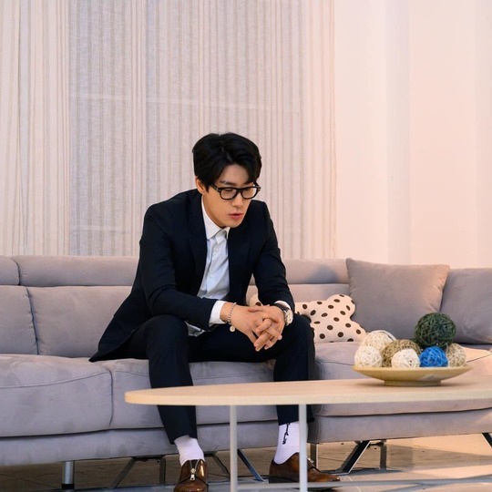 San E transforms into Sharp Nam, not Alvin and the Chipmunks: The Road ChipSinger San E uploaded five photos to his Instagram on December 12, along with the phrase Scream at 6 oclock today.In the photo, San E is smiling brightly in a neat suit, followed by an intellectual charm with his horn-rimmed glasses.han jung-won