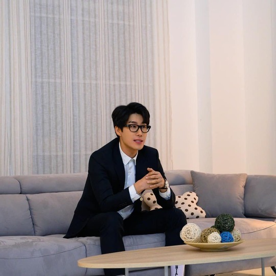 San E transforms into Sharp Nam, not Alvin and the Chipmunks: The Road ChipSinger San E uploaded five photos to his Instagram on December 12, along with the phrase Scream at 6 oclock today.In the photo, San E is smiling brightly in a neat suit, followed by an intellectual charm with his horn-rimmed glasses.han jung-won