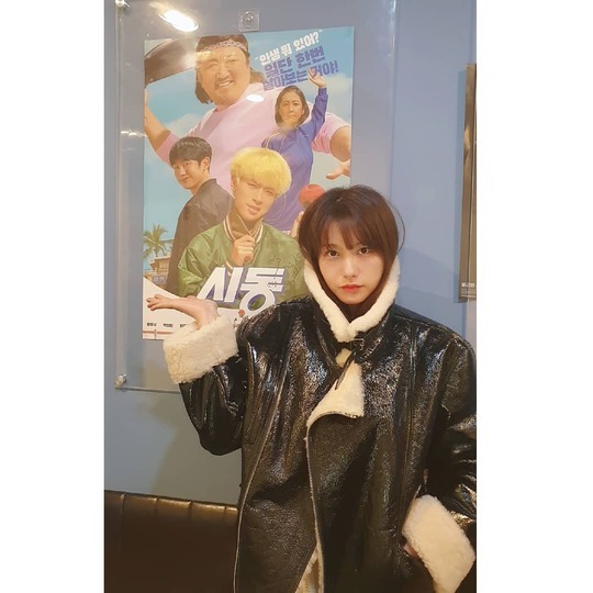 Actor Yoo In-young has launched a publicity campaign for the film Start (director The).On December 12, Yoo In-young posted a picture on his Instagram with an article entitled Burungbureung, Lets go to see our engine.In the photo, Yoo In-young poses chicly pointing to the start-up poster, with the beautiful look of Yoo In-young, who is stylish with Mustang, drawing attention.Park So-hee