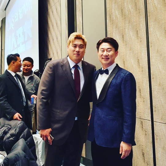 Comedian Nam Hee-Seok has released a certified photo of him with baseball player Hyun-jin Ryu.Nam Hee-Seok wrote on his personal Instagram account on December 12, A Hyun-jin Ryu player who had a wonderful year.Hair coloring also posted a picture with the article Hyun-jin Ryu.In the photo, Nam Hee-Seok is laughing brightly as he stands with a shoulder with Hyun-jin Ryu.Nam Hee-Seok is wearing a blue suit while Hyun-jin Ryu is wearing a chestnut suit.Like Nam Hee-Seoks writing, the Hyun-jin Ryu in the picture captures the eye with a yellow hair coloring hairstyle.Choi Yu-jin