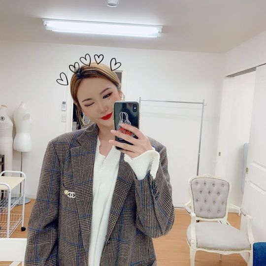 EXID LE has given off its deadly charm.LE posted a picture on his instagram on December 12, revealing his current situation.In the public photos, LE poses in the fitting room looking in the mirror, LE also perfectly digests the intense RED lip and shows off her unchanging beauty.The netizens who saw this responded with My sister is cool and Be careful of the cold.Lee Ha-na
