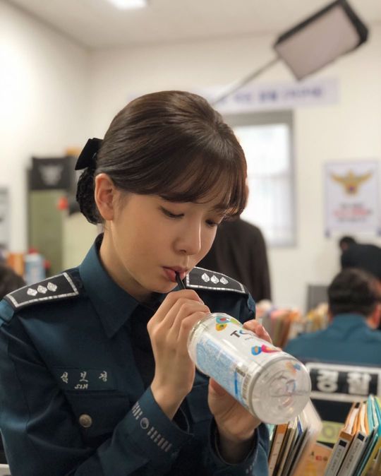 Jung In-sun also perfected his uniform.Actor Jung In-sun shared a picture on his Instagram on December 11 with the phrase Be careful of the cold that came today.In the photo Jung In-sun is wearing a costume in a Drama and eating a drink; he has emanated beauty with a sleek nose and ceramic skins.han jung-won