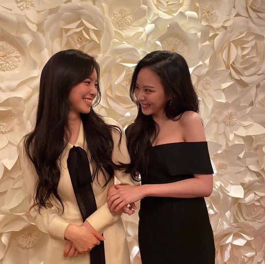 A friendly two-shot of Jin Se-yeon and Lee Yul-em has been released.Actor Lee Yul-em posted a photo on his Instagram account on December 12 with the caption: Its exciting, its so cute at the end.The photo shows Jin Se-yeon and Lee Yul-em in a dress and posing cutely as they look at the camera, with their lovely smiles catching their eye.kim myeong-mi