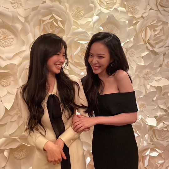 A friendly two-shot of Jin Se-yeon and Lee Yul-em has been released.Actor Lee Yul-em posted a photo on his Instagram account on December 12 with the caption: Its exciting, its so cute at the end.The photo shows Jin Se-yeon and Lee Yul-em in a dress and posing cutely as they look at the camera, with their lovely smiles catching their eye.kim myeong-mi