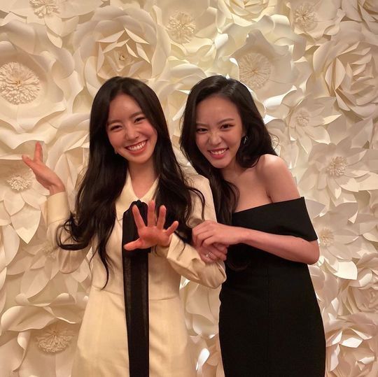 A friendly two-shot of Jin Se-yeon and Lee Yul-em has been released.Actor Lee Yul-em posted a photo on his Instagram account on December 12 with the caption: Its exciting, its so cute at the end.The photo shows Jin Se-yeon and Lee Yul-em in a dress and posing cutely as they look at the camera, with their lovely smiles catching their eye.kim myeong-mi