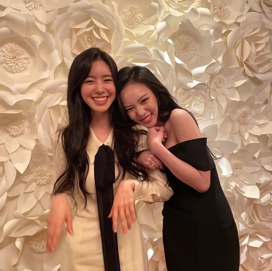 A friendly two-shot of Jin Se-yeon and Lee Yul-em has been released.Actor Lee Yul-em posted a photo on his Instagram account on December 12 with the caption: Its exciting, its so cute at the end.The photo shows Jin Se-yeon and Lee Yul-em in a dress and posing cutely as they look at the camera, with their lovely smiles catching their eye.kim myeong-mi