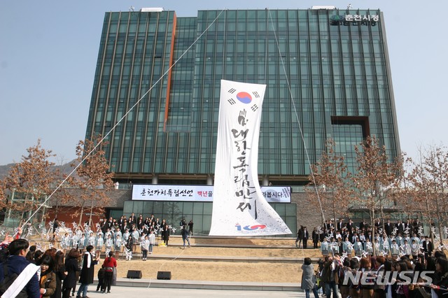Chuncheon announced on January 12 that the Chuncheon Cultural Foundation will entrust Kim and Yu-Jeong literacy village from January 1, 2020.Kim Yoo-jung Memorial Business Association, which has been operating Kim and Yu-Jeong literacy village, has been commissioned by the end of this year and recruited a new consignment group.In October, Kim Yoo-jung Memorial Business Association applied for the recruitment announcement of private contractors for the operation of Kim and Yu-Jeong literacy village, but Kim Yoo-jung Memorial Business Association canceled the application internally.After two re-announcements, there was no application group, so the Chuncheon Cultural Foundation was decided as Kim and Yu-Jeong long culture village operator.Kim and Yu-Jeong literature village, which was established in 2002 to introduce the life and literature of Novelist Kim Yoo-jung to citizens, can look at the birthplace of Kim Yoo-jung as well as the life and literature of Kim Yoo-jung.On the other hand, Novelist Kim Yoo-jung was born in Chuncheon and came to the paragraph in 1935 when the novels Sonakbi and Nodaji were elected to the Chosun Ilbo New Year Literature and the Joongwoo Ilbo respectively.