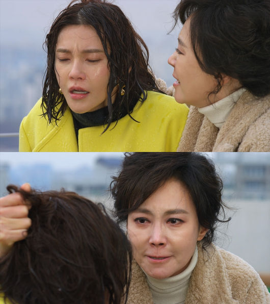 Elegant mother-daughter Cha Ye-ryun gets blackmail – Cinémix Par Chloé to Su-Won JiIn the KBS 2TV evening drama Elegant Mother and Daughter, Han Yu-jin (Cha Ye-ryun) is confronted with many characters to protect his love with Koo Hae-joon (Kim Heung-soo).Especially, the fight between Sarah (Oh Chae-min), the fiancee of Sae Hae-joon, and her mother, Seo (Su-Won Ji) in Hong Sarah, brings tension to the drama.In the meantime, today (12th) the production team of Elegant Mother and Girl released a photo of Seo Eunha handing Han Yu-jin a bloody blackmail – Cinémix Par Chloé.Han Yu-jin, who is soaked in water and suffering and unable to wake up, and Seo Eunha, who does not care, are showing an urgent situation.Especially, the eyes of Seo Eunha, full of poison, steal their eyes.Blackmail – Cinémix Par Chloé, holding Han Yu-jins hair with a face that is evil, makes the viewer creep up to see.Why is Seo Eunha blowing such a hot Furious to Han Yu-jin?In the 28th episode of Elegant Mother and Child, which aired on the 11th, Sarah, who was saved by the rescuer and a broken Danger, headed to the roof of the company building, saying he would take his own life.Sarah, who seemed to throw himself out of the railing at once, and the tight confrontation of Han Yu-jin, who dissuaded him, decorated the breathtaking ending.More than anything, the situation in which Hong told Han Yu-jin, Look with your eyes, you will remember this moment for the rest of your life.In this situation, a picture of Hong Sarahs mother, Eunha, holding Han Yu-jins hair and taking Blackmail - Cinémix Par Chloé, was released.I wonder if Hong Sarah is wrong because of Han Yu-jin, or why he broke Furious, or what kind of blackmail - Cinémix Par Chloé he poured into Han Yu-jin.It will air at 7:50 p.m.KBS 2TV Elegant Mother and Mother
