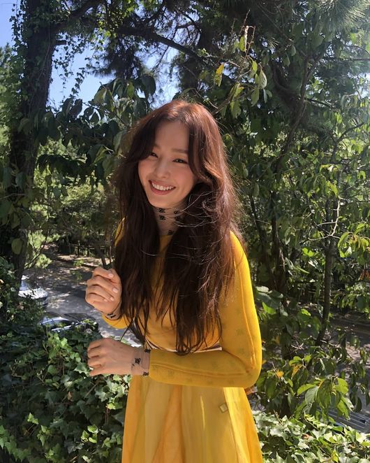 Actor Lee Ha-nui shows off her honey-tressed SmileLee Ha-nui posted a picture on his 12th day with an article called Sunny Day on his instagram.Inside the picture was a picture of Lee Ha-nui taking pictures in the background of blue trees.Wearing a yellow costume with a refreshing atmosphere, Lee Ha-nui captivates her with her natural charm.Above all, Lee Ha-nuis cool Smile is impressive. Lee Ha-nuis unique dimples are deep, and Smile makes even viewers feel good.Meanwhile, Lee Ha-nui played Kim Na-ri in the film Black Money, which was released last month.