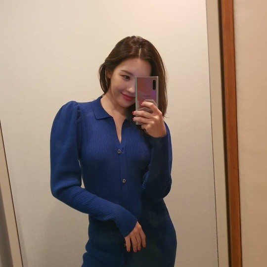Singer Sunmi perfected the knit dressSunmi posted a picture on her 12th day with  on her instagram.In the open photo, Sunmi is wearing a blue knit dress like a sky that has been in a long time through fine dust and taking a selfie in front of a mirror.Sunmi has a perfect match in a knit dress that reveals the body in a volume-like retail design.Sunmis bright smile and daring eyes are both pure and alluring.Meanwhile, Sunmi is preparing for her next album after finishing her Nalari (LALALAY) activity, which she released in August.Photo Sunmi SNS