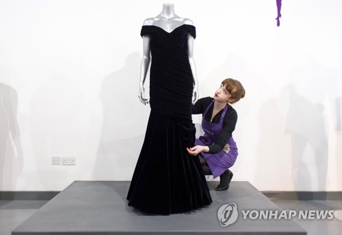 이달 초 케리 테일러 옥션 경매에 나온 다이애나의 '트라볼타 드레스' [AFP=연합뉴스 자료사진]