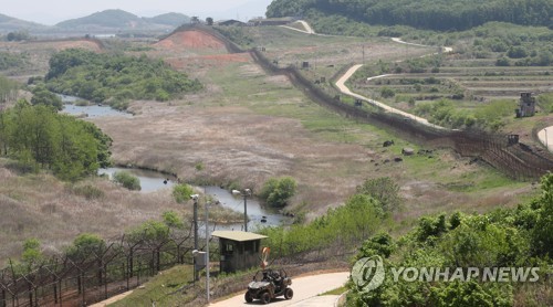 철책선 너머 보이는 비무장지대 [연합뉴스 자료사진]