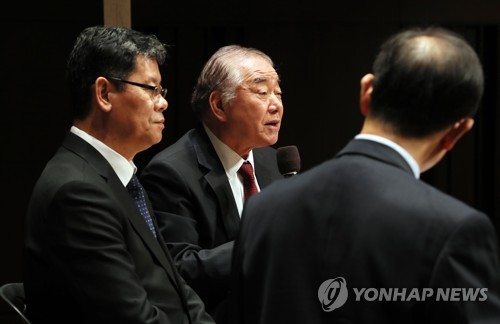 '북ㆍ미관계 해법은?' (서울=연합뉴스) 이지은 기자 = 김연철 통일부 장관과 문정인 대통령 통일외교안보특보가 12일 오후 서울 종로구 교보빌딩에서 몽양여운형선생기념사업회 주최로 열린 행사에서 특별대담을 하고 있다. 2019.12.12 jieunlee@yna.co.kr