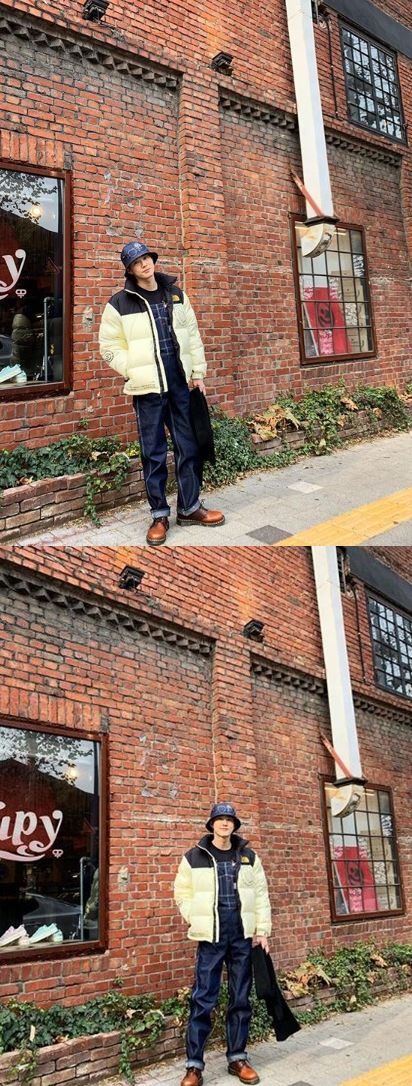 Suho of the group EXO had a relaxed routine.Suho posted two photos on his SNS account on the 13th with an article called Yuyu.Suho, in the open photo, is standing on the street staring at the camera; he showed off his extraordinary fashion sense, wearing blue suspenders and padding on the bungear.Suho also attracted attention by boasting a superior proportion on his small face.EXO, which Suho belongs to, is working as the regular 6th album OBSESSION released on the 27th of last month.