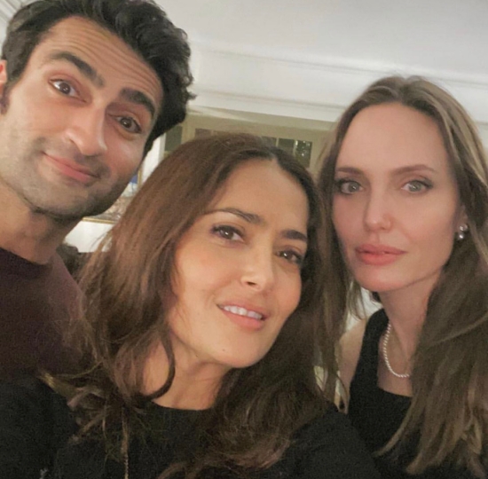 The film The Eternals (director Chloe Zhao) team had a warm year-end.Kumail Nanjiani unveiled the end-of-year party scene on his Twitter Inc. on the 13th (Korea time).She posted a photo with the main characters Angelina Jolie, Ma Dong-Seok and Richard Madden.The look of Jolie and Ma Dong-Seok caught the eye: The pair were affectionately shouldered and photographed; Ma Dong-Seok is beaming with a thumbs up.Meanwhile, The Eternals is a film based on Jack Kirbys comic book, about what happens when the immortal race The Eternals fight against Billen Debianz.It will be released on November 6 next year.