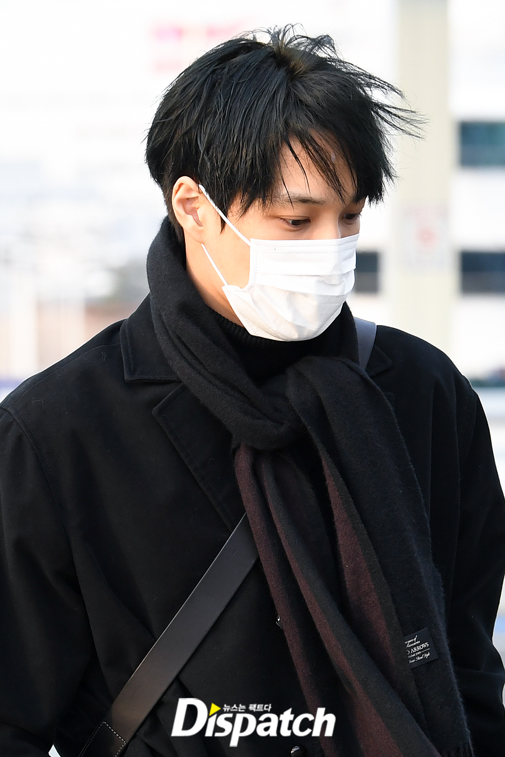 EXO has departed to Kuala Lumpur, Malaysia, through Incheon International Airport on the afternoon of the 13th for overseas performances.Kai boasted a chic vibe in the all-black fashion on the day.all black atmosphereIm all eyes.charismatic departure road