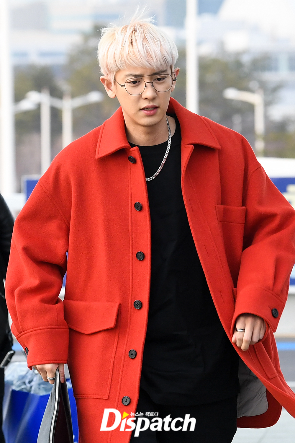EXO left for Kuala Lumpur, Malaysia, on the afternoon of the 13th through Incheon International Airport for overseas performances.Chanyeol showed off her extraordinary fashion sense in a red Coat on the day.eye-raising reda warm two-shotIm going to see EXOel.