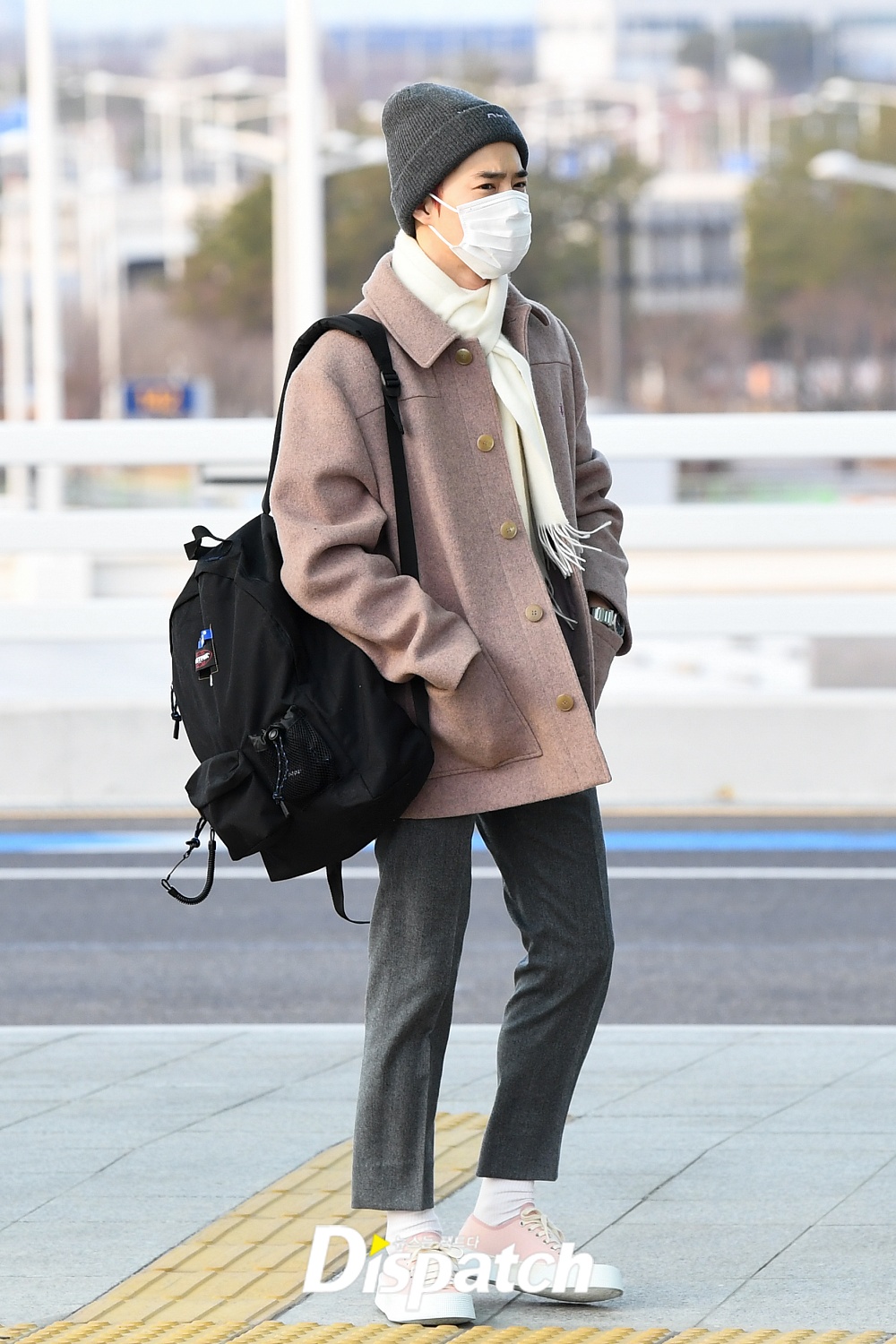 EXO departed for Kuala Lumpur, Malaysia, via Incheon International Airport on the afternoon of the 13th for overseas performances.Suho completed a warm airport fashion by matching a pink coat and a white muffler.real boyfriend lookromantic boycrosswalk runway