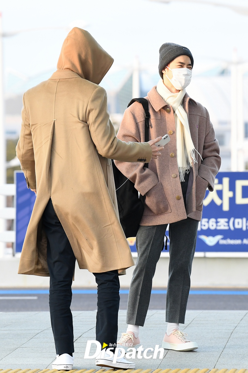 EXO departed for Kuala Lumpur, Malaysia, via Incheon International Airport on the afternoon of the 13th for overseas performances.Suho completed a warm airport fashion by matching a pink coat and a white muffler.real boyfriend lookromantic boycrosswalk runway