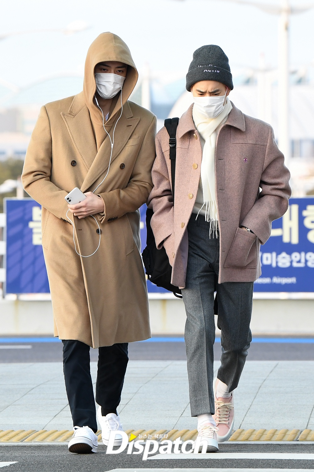 EXO departed for Kuala Lumpur, Malaysia, via Incheon International Airport on the afternoon of the 13th for overseas performances.Suho completed a warm airport fashion by matching a pink coat and a white muffler.real boyfriend lookromantic boycrosswalk runway