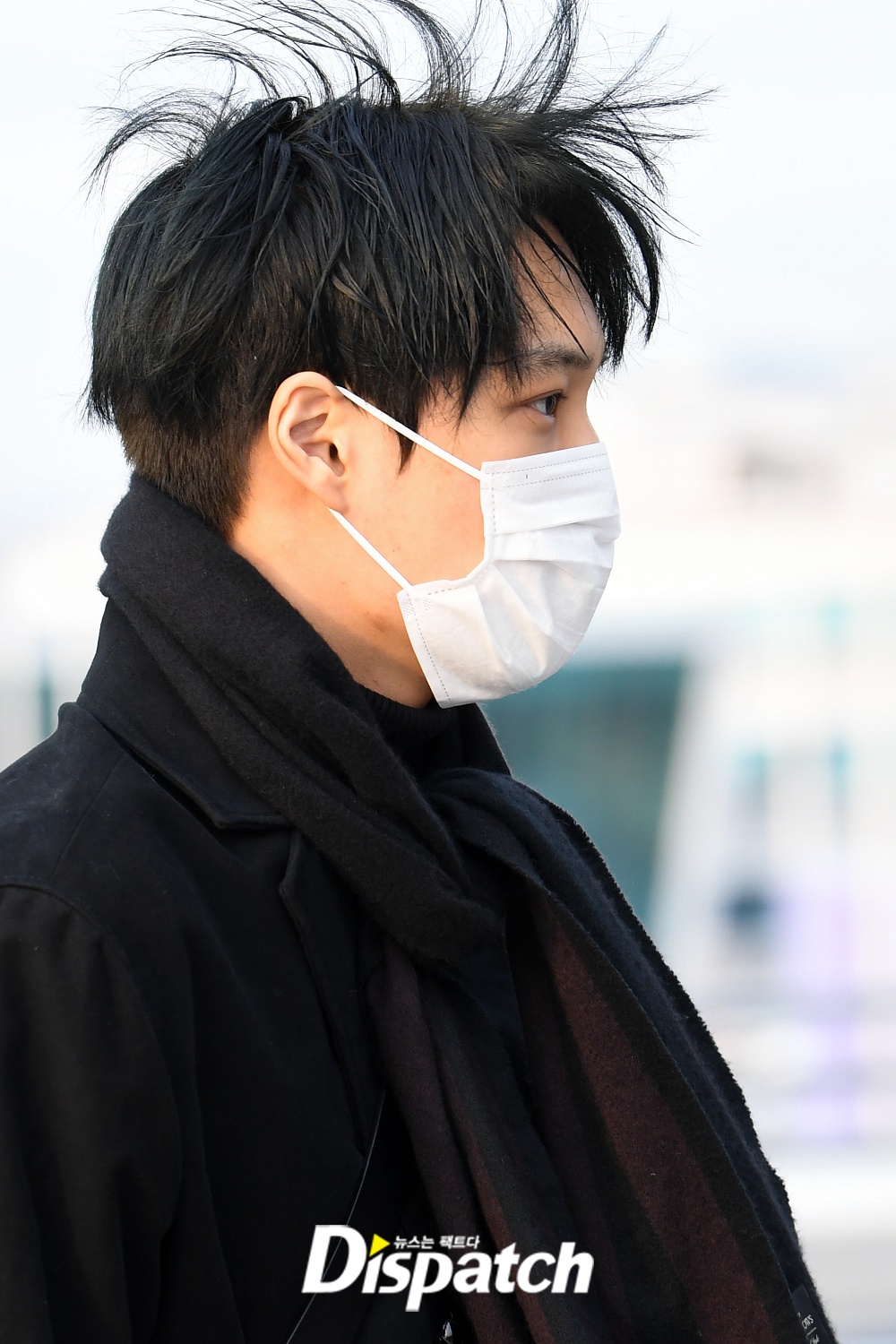 EXO has departed to Kuala Lumpur, Malaysia, through Incheon International Airport on the afternoon of the 13th for overseas performances.Kai boasted a chic vibe in the all-black fashion on the day.all black atmosphereIm all eyes.charismatic departure road