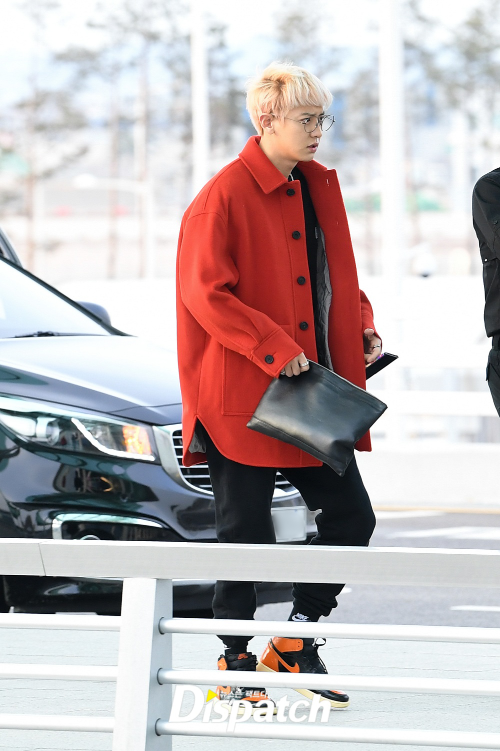 EXO left for Kuala Lumpur, Malaysia, on the afternoon of the 13th through Incheon International Airport for overseas performances.Chanyeol showed off her extraordinary fashion sense in a red Coat on the day.eye-raising reda warm two-shotIm going to see EXOel.