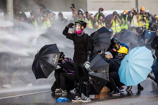 9월15일 홍콩에서 송환법 반대 시위대가 경찰의 물대포에 우산으로 맞서고 있다. AFP 연합뉴스