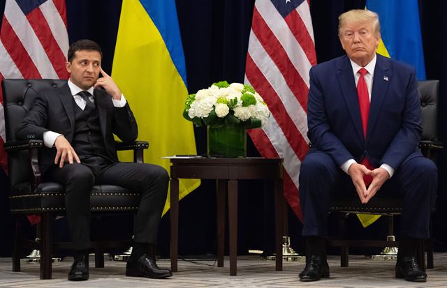 9월25일 미국 뉴욕에서 도널드 트럼프 미국 대통려과 블라디미르 젤렌스키 우크라이나 대통령이 곤혹스런 표정으로 앉아 있다. AFP 연합뉴스