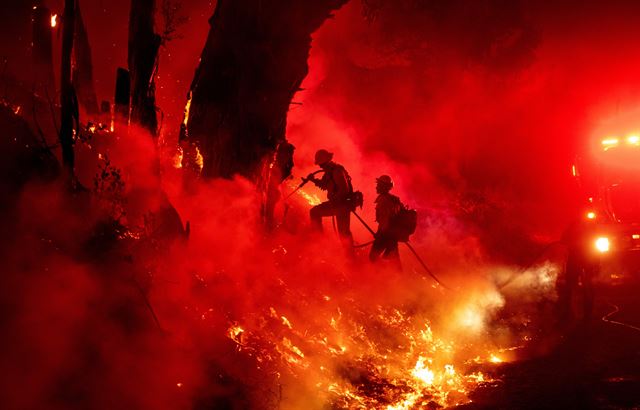 11월1일 미국 캘리포니아에서 소방대원들이 대형 산불을 진화하기 위해 작업을 하고 있다. AFP 연합뉴스