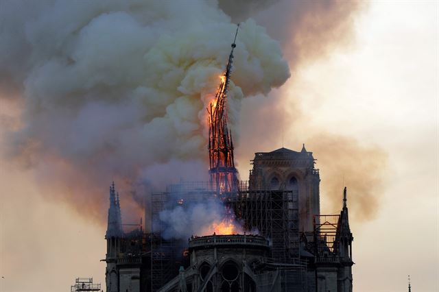 4월15일 프랑스 파리 노트르담 성당의 첨탑이 화재로 무너지고 있다. AFP 연합뉴스