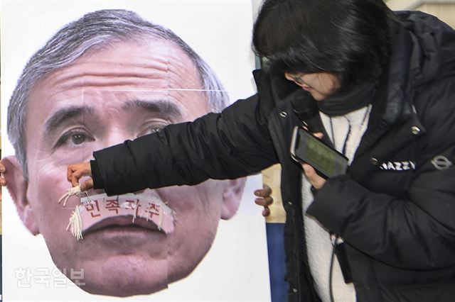 국민주권연대와 청년당 회원들이 해리 해리스 주한미국대사를 규탄하며 13일 오후 서울 종로구 KT 광화문지사 앞에서 연 '해리스 참수 경연대회' 중 퍼포먼스를 펼치고 있다. 이한호 기자